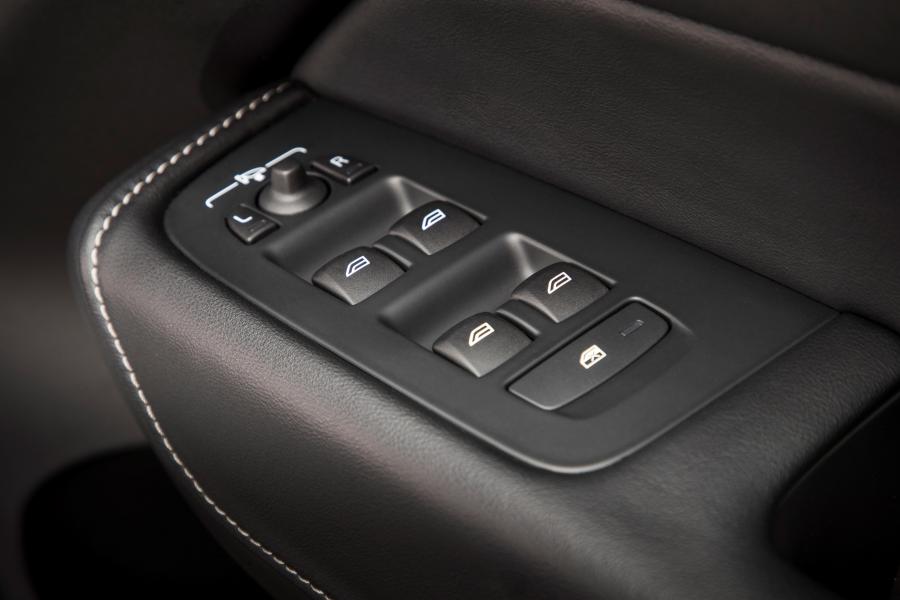 Детали интерьера Volvo XC60 D4 Inscription 2017 года  (UK) (фото 123 из 172)